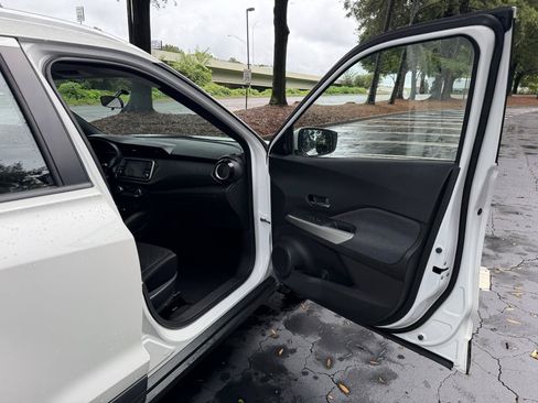 Used 2019 Nissan Kicks SV FWD image 16