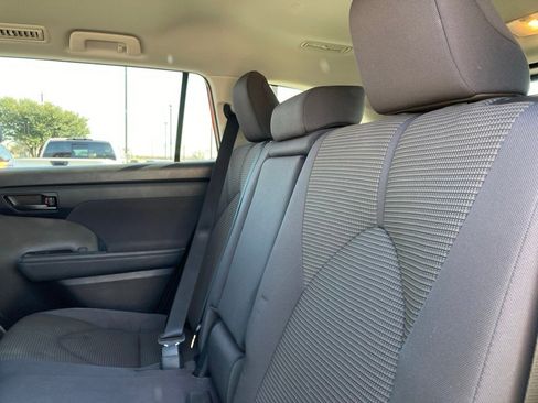 Certified 2022 Toyota Highlander L image 9