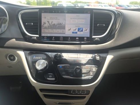 Used 2023 Chrysler Pacifica Touring-L FWD image 32
