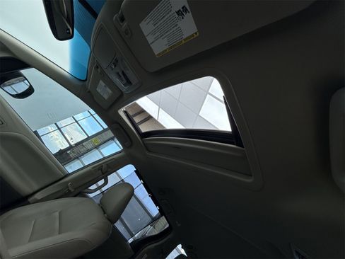 Used 2017 Toyota Sienna XLE image 31