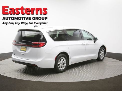 Used 2023 Chrysler Pacifica Touring-L image 40