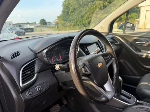 Used 2019 Chevrolet Trax LT w/ LT Convenience Package AWD/4WD image 17
