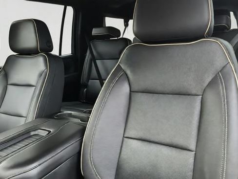 Used 2023 GMC Yukon XL SLT AWD/4WD image 10