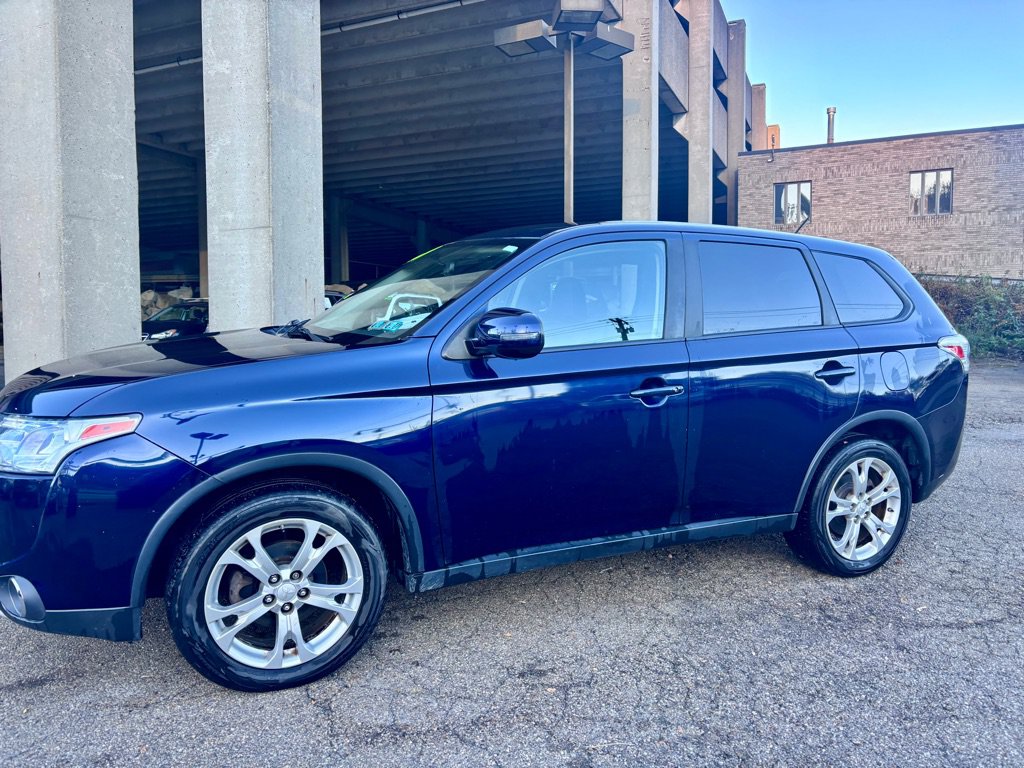Used 2015 Mitsubishi Outlander SE AWD/4WD image 1