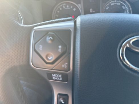 Used 2017 Toyota Tacoma SR5 w/ SR5 Appearance Package (SM) image 21