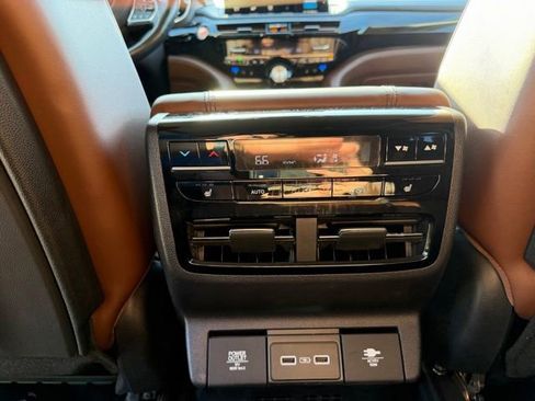 Used 2023 Acura MDX SH-AWD w/ Advance Package image 15