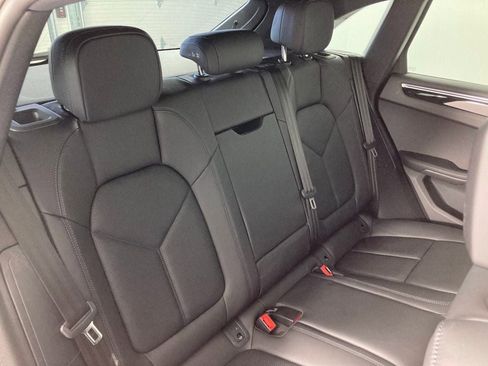 Certified 2022 Porsche Macan image 18