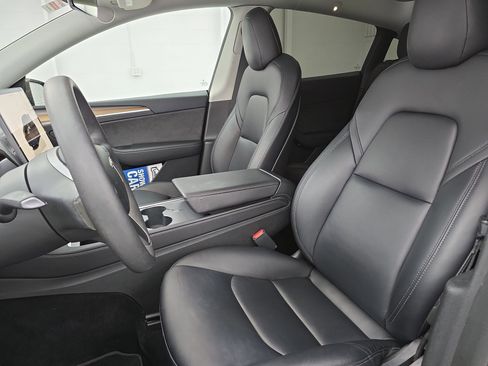 Used 2022 Tesla Model Y Long Range image 16