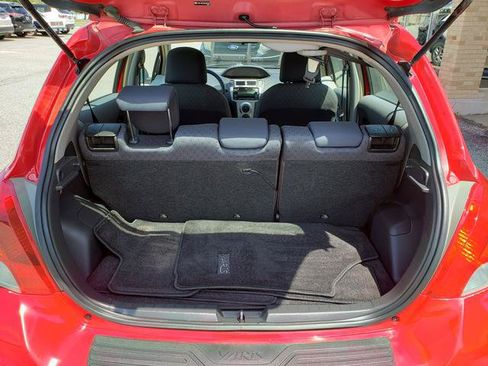 Used 2010 Toyota Yaris 4-Door Hatchback FWD image 5