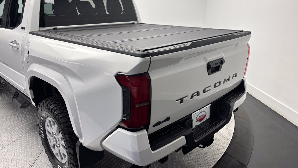 Used 2025 Toyota Tacoma SR5 AWD/4WD image 9