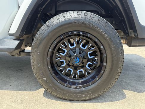 Used 2021 Jeep Gladiator Overland w/ Popular Equipment Package AWD/4WD image 11