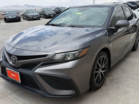 Used 2021 Toyota Camry SE w/ Convenience Package FWD image 4