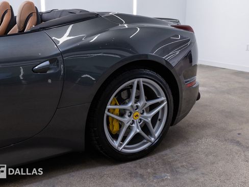 Used 2017 Ferrari California T RWD image 4