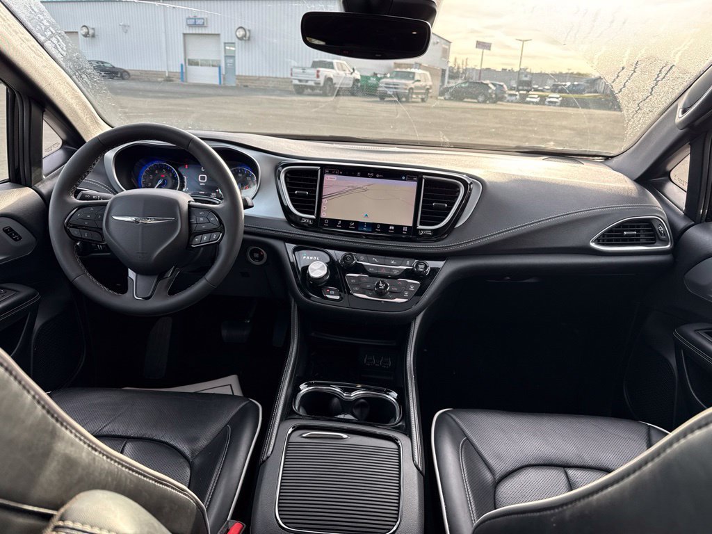Used 2025 Chrysler Pacifica Limited FWD image 15