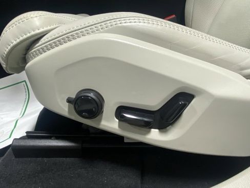 Certified 2025 Volvo XC60 T8 Ultra image 12