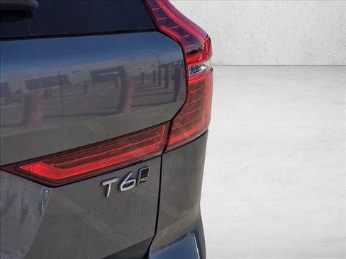 Used 2018 Volvo XC60 T6 Momentum w/ Convenience Package image 11