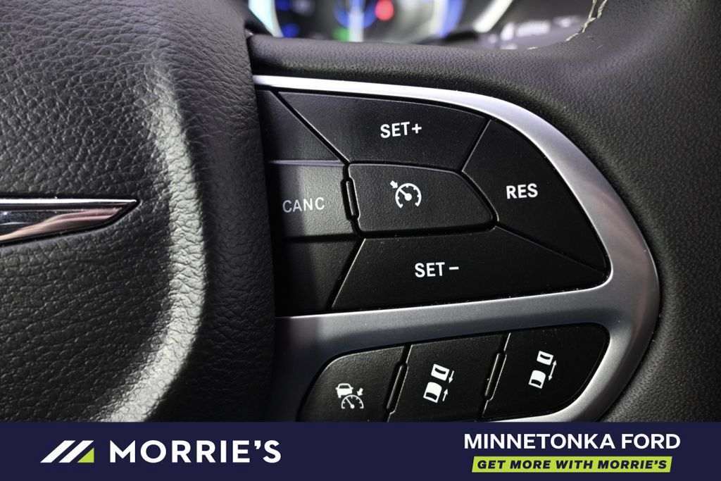 Used 2026 Chrysler Pacifica Select FWD image 37