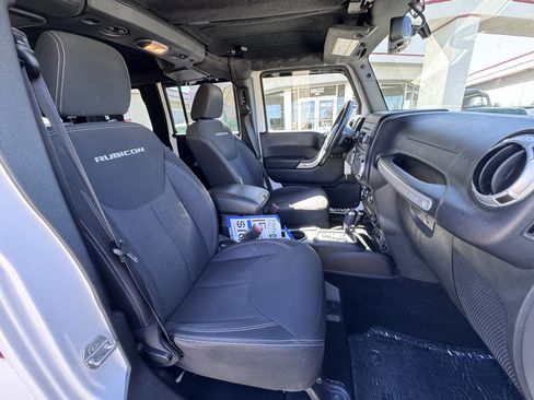 Used 2015 Jeep Wrangler Unlimited Rubicon w/ Connectivity Group image 41