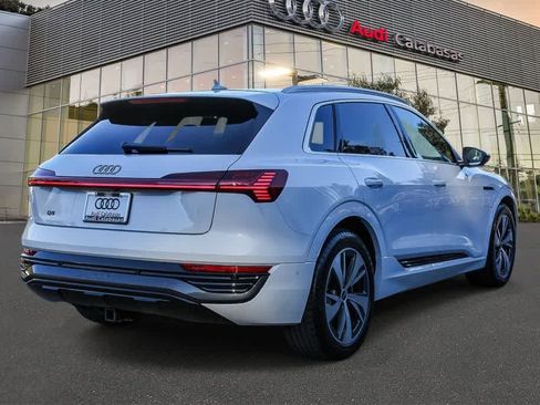 Used 2024 Audi Q8 e-tron Premium Plus image 4