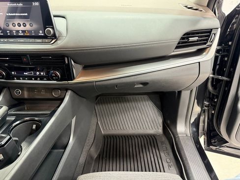 Used 2022 Nissan Rogue SV image 27