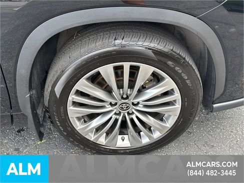 Used 2024 Toyota Highlander Limited image 14