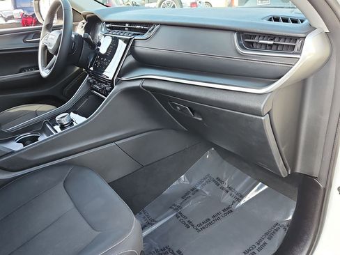 Used 2024 Jeep Grand Cherokee Laredo image 34