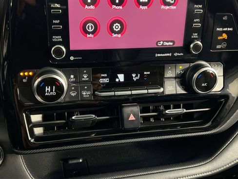 Used 2022 Toyota Highlander XSE image 25