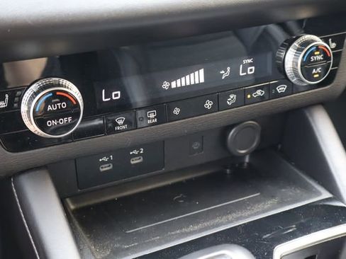 Used 2025 Mitsubishi Outlander AWD image 26