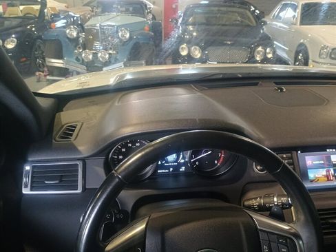 Used 2019 Land Rover Discovery Sport SE image 17