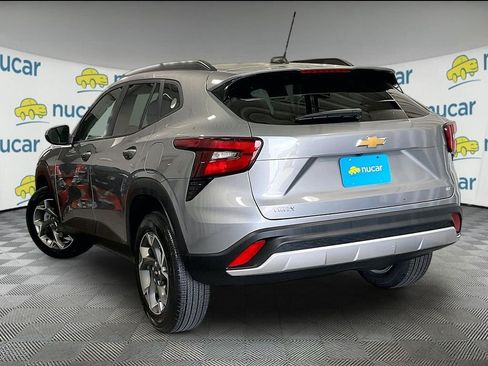 Used 2025 Chevrolet Trax LT w/ LT Convenience Package FWD image 4