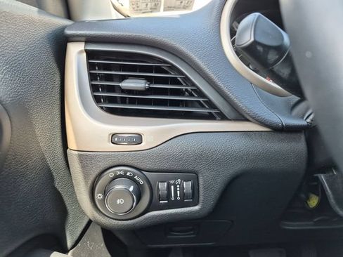 Used 2015 Jeep Cherokee Latitude FWD image 19