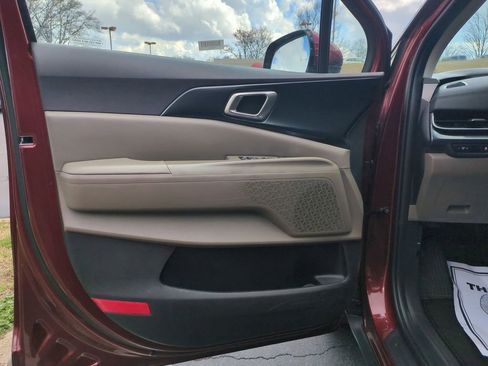 Used 2025 Kia Carnival image 11