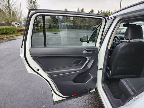 Used 2021 Volkswagen Tiguan SE w/ Panoramic Sunroof Package image 33