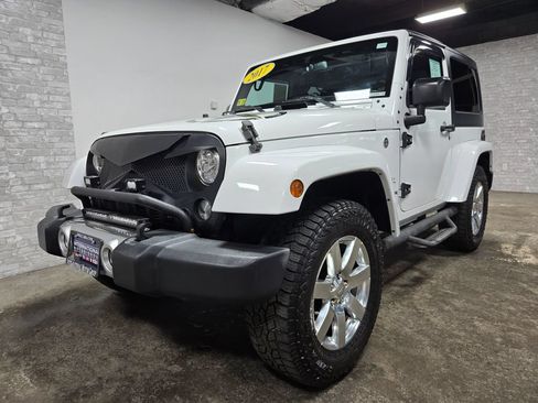 Used 2017 Jeep Wrangler Sahara w/ Connectivity Group AWD/4WD image 5