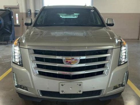 Used 2017 Cadillac Escalade Luxury image 2