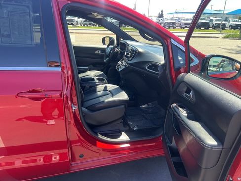 Used 2025 Chrysler Pacifica Select FWD image 25