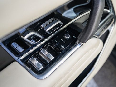 Certified 2025 Land Rover Range Rover SE image 22