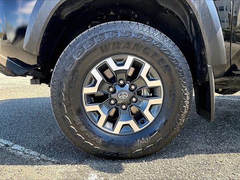 Used 2023 Toyota Tacoma TRD Off-Road w/ TRD Premium Off Road Package image 9