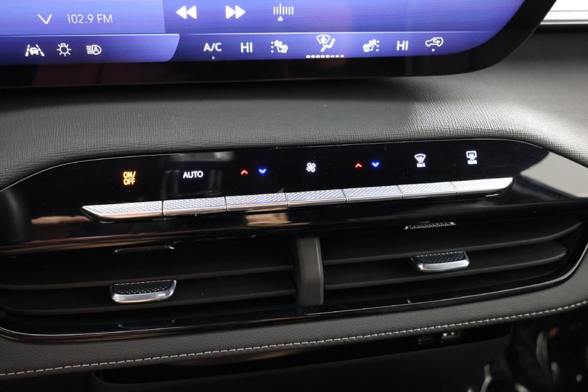 Used 2026 Buick Enclave Sport Touring AWD/4WD image 31