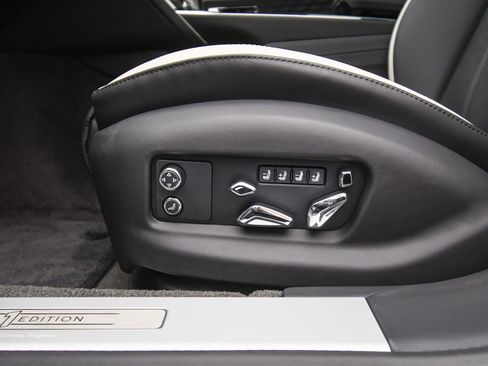 Used 2025 Bentley Flying Spur Plug-In Hybrid image 40