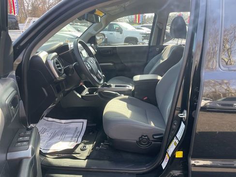 Used 2018 Toyota Tacoma SR5 AWD/4WD image 12