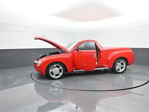 Used 2004 Chevrolet SSR w/ Preferred Equipment Group image 37