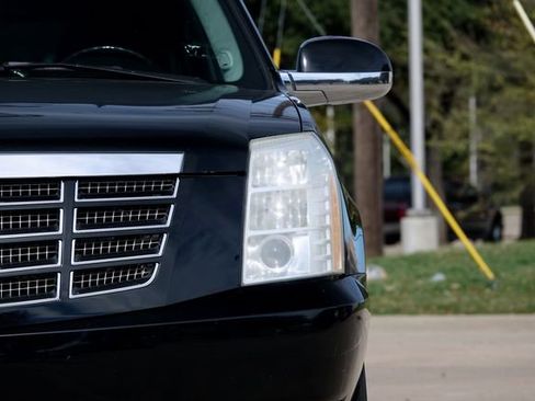 Used 2007 Cadillac Escalade 2WD w/ Information Package image 8