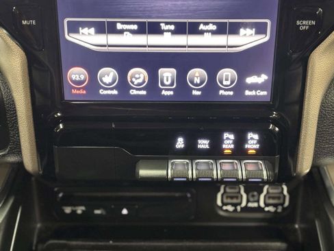 Used 2019 RAM 1500 Laramie image 33