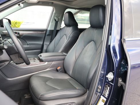 Used 2020 Toyota Highlander Limited FWD image 2