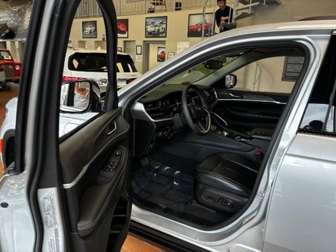 Used 2023 Jeep Grand Cherokee 4WD 4xe image 17