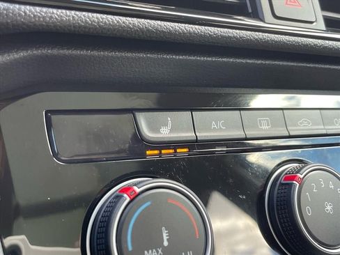 Used 2023 Volkswagen Taos SE w/ Panoramic Sunroof Package image 11