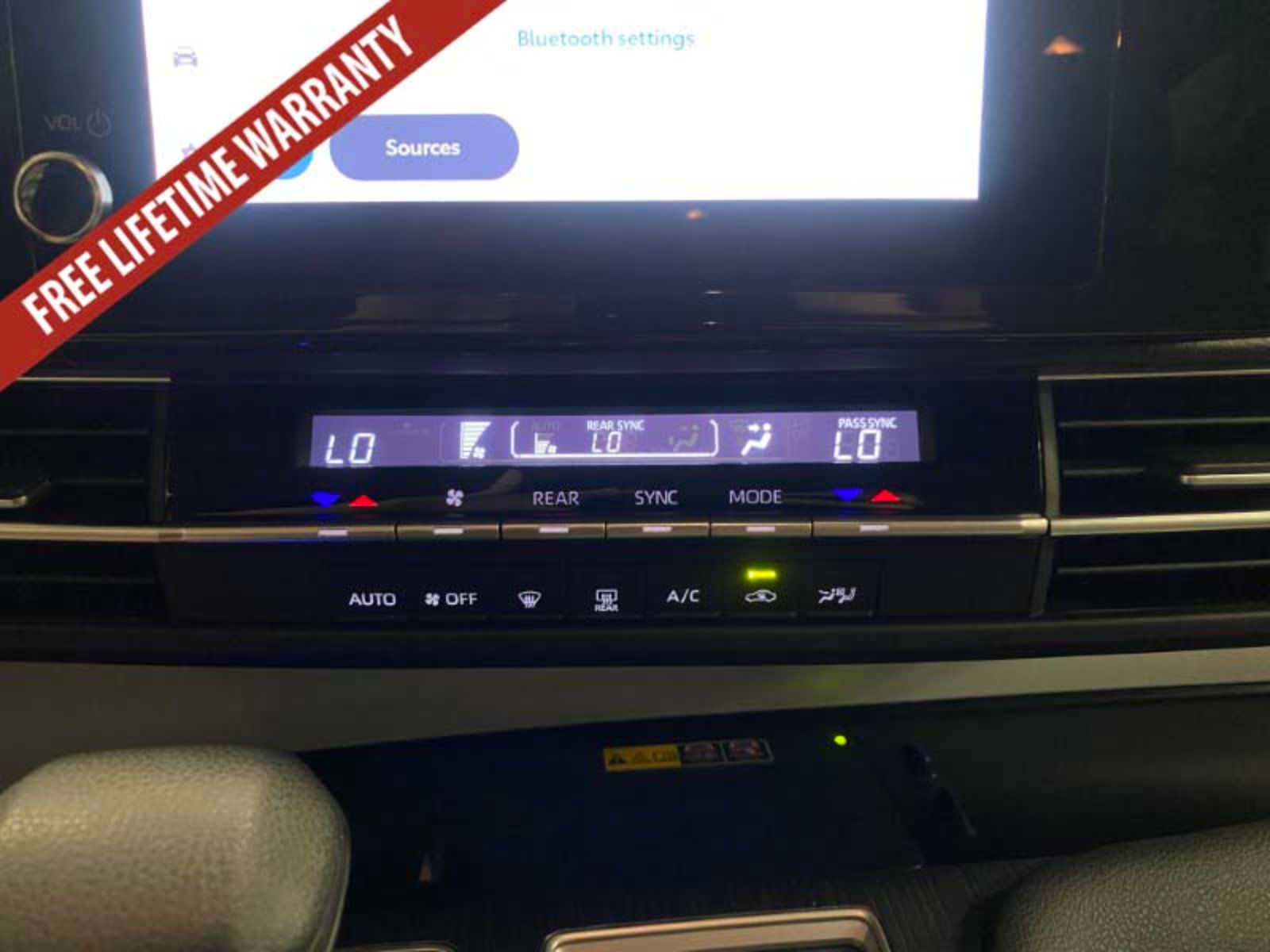 Used 2025 Toyota Sienna LE FWD image 40
