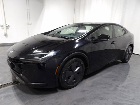 Used 2025 Toyota Prius LE FWD image 4