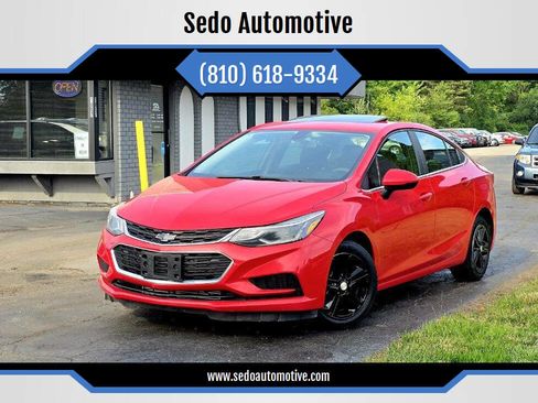 Used 2018 Chevrolet Cruze LT FWD image 1